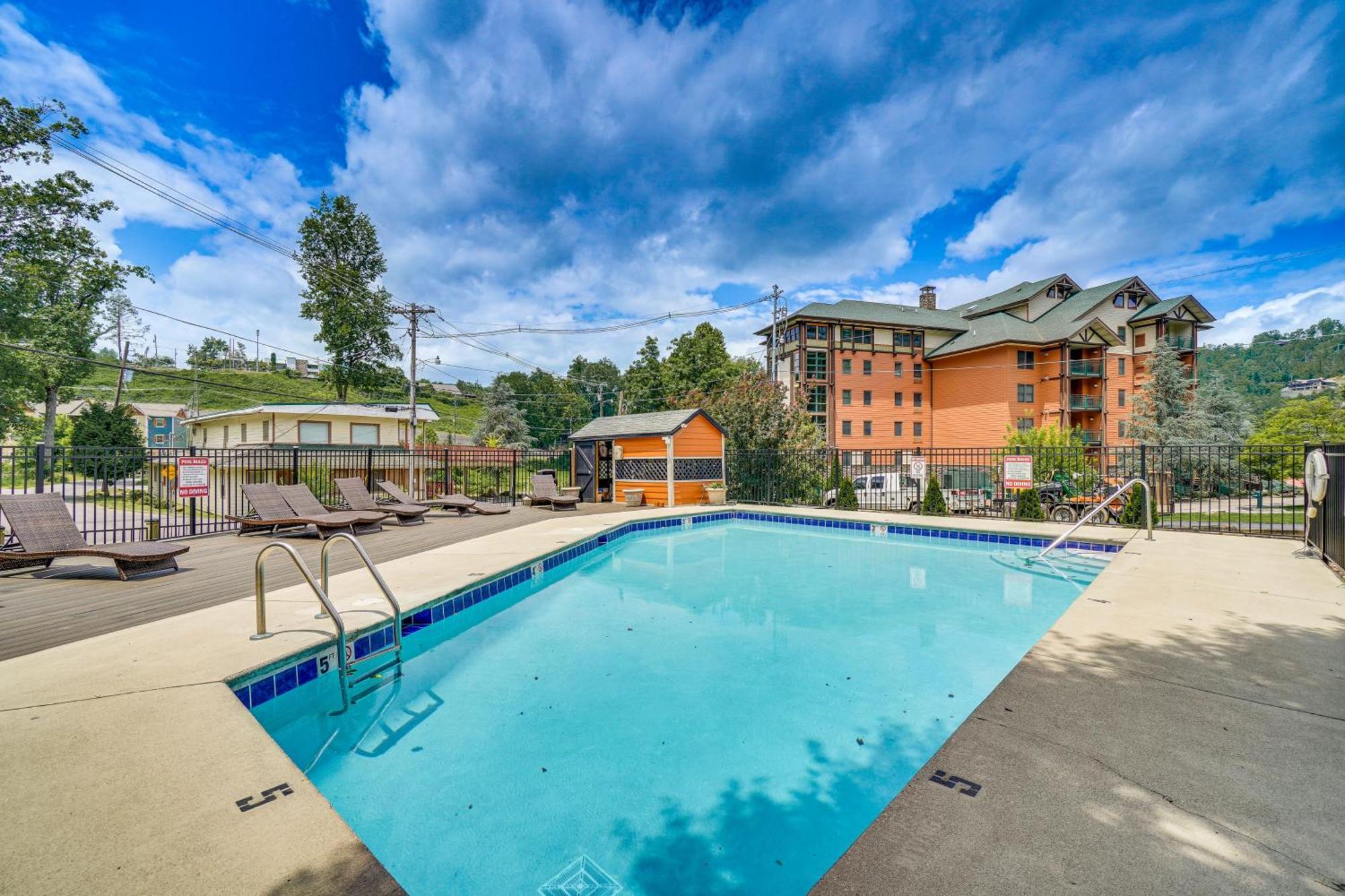 Downtown Gatlinburg Condo With Mountain-View Balcony Exterior photo