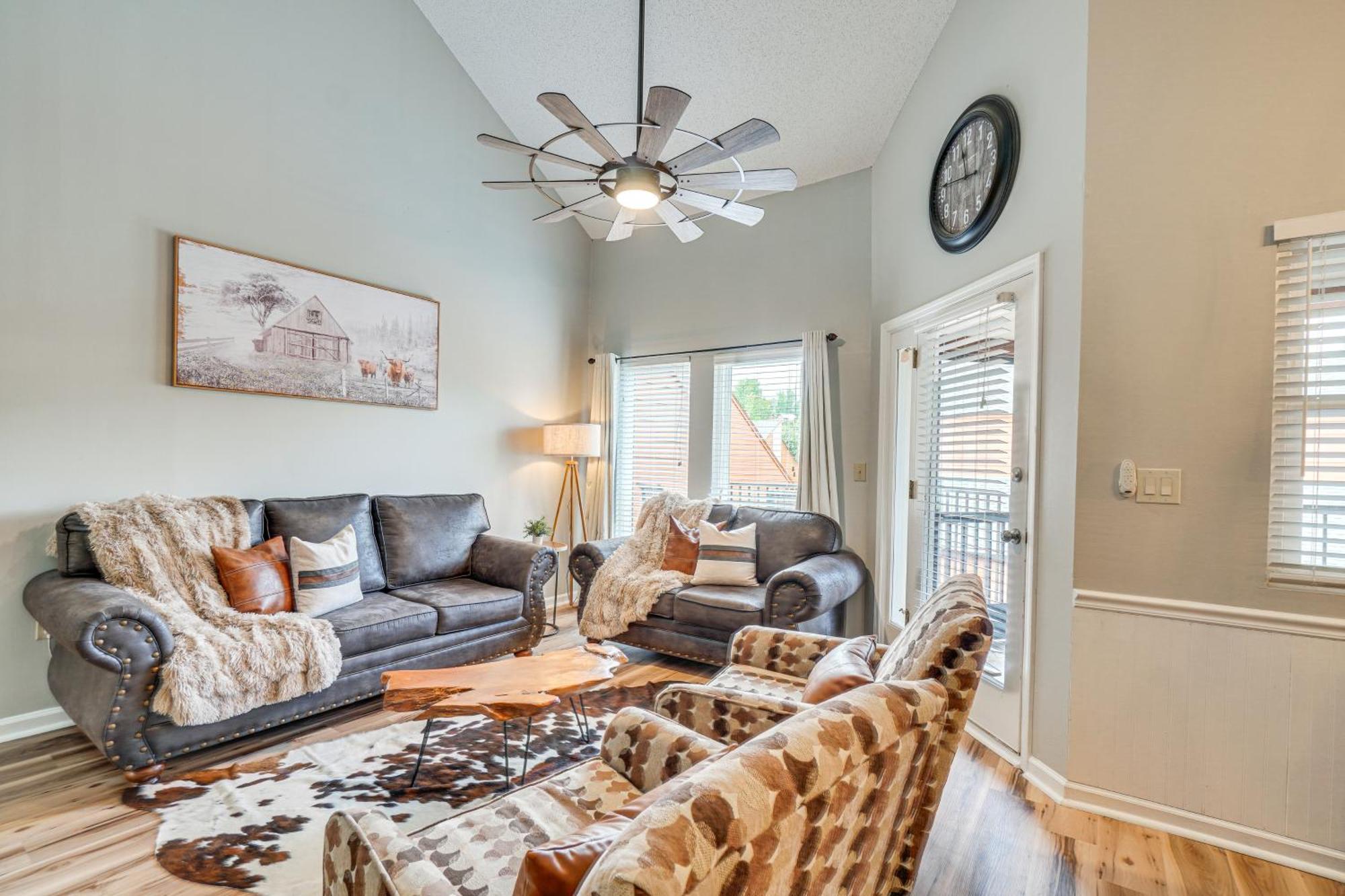 Downtown Gatlinburg Condo With Mountain-View Balcony Exterior photo