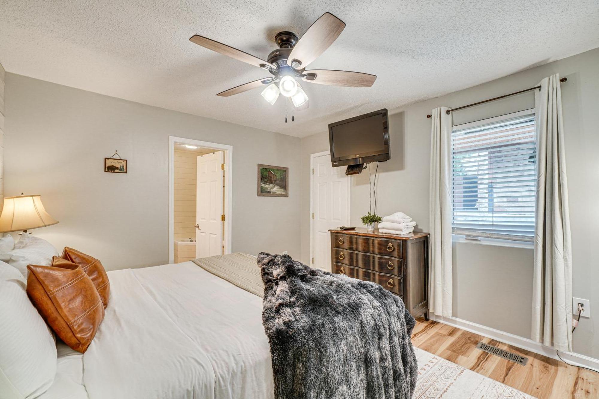 Downtown Gatlinburg Condo With Mountain-View Balcony Exterior photo