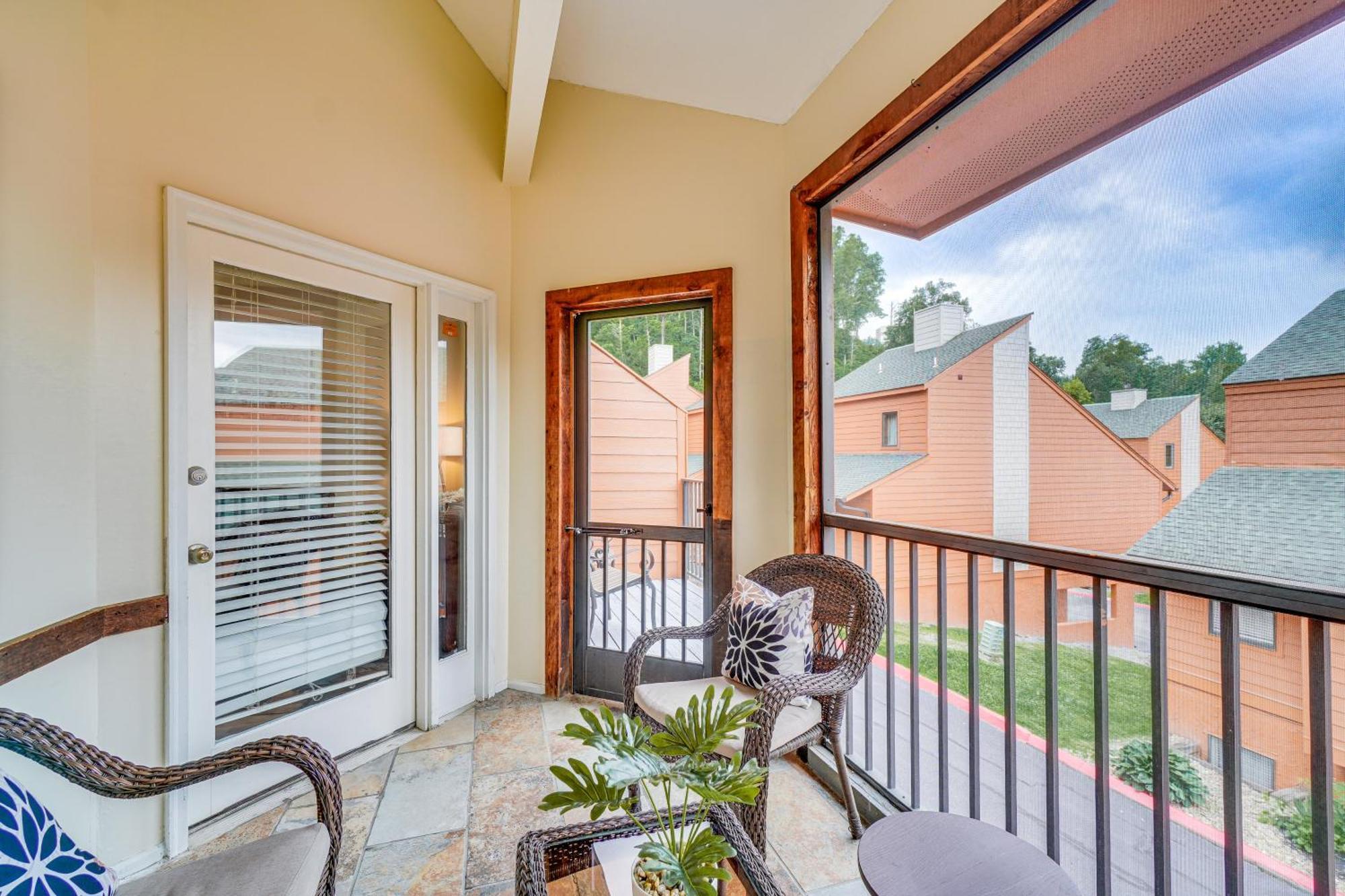 Downtown Gatlinburg Condo With Mountain-View Balcony Exterior photo